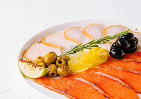 Téléchargez les photos : Saumon, poisson blanc et olives sur assiette - en image libre de droit