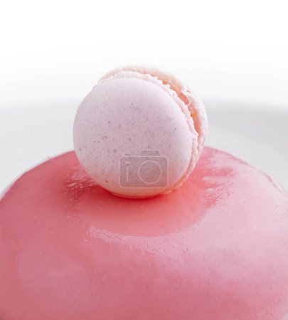 Téléchargez les photos : Gâteau en mousse rose décoré avec macro macaron blanc - en image libre de droit