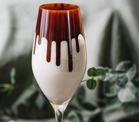 Cocktail au chocolat au lait dans un beau verre