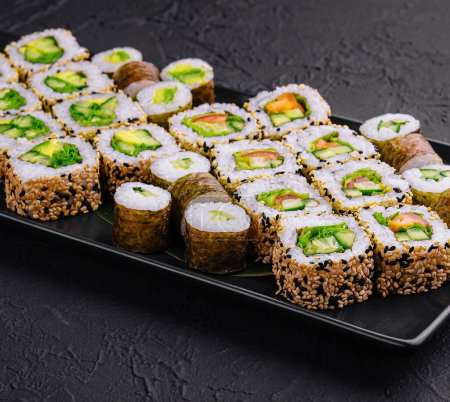 Téléchargez les photos : Rouleaux de sushi végétariens sur plaque noire - en image libre de droit
