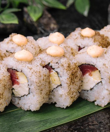 Sushi-Rollen würzig mit Reis, Thunfisch und würziger Sriracha-Sauce