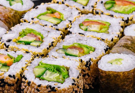 Téléchargez les photos : Sushi végétarien rouleaux gros plan - en image libre de droit