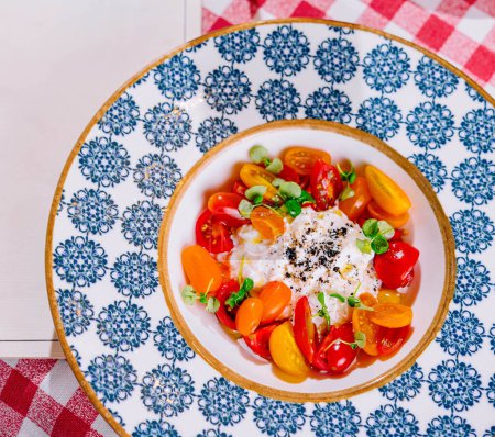 Caprese-Salat mit Tomaten, Mozzarella, Basilikum, Pesto
