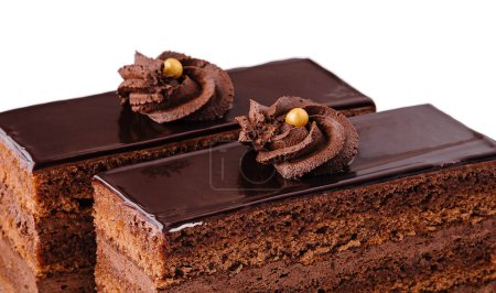Téléchargez les photos : Gros plan de deux morceaux de gâteau au chocolat - en image libre de droit