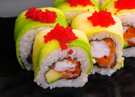 Sushi-Rollen mit Avocado und Garnelen im Inneren