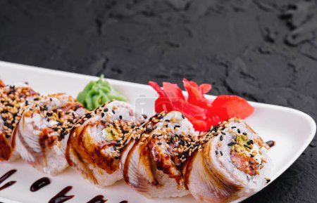 Sushi-Set Canada-Rolle mit Lachs auf Teller
