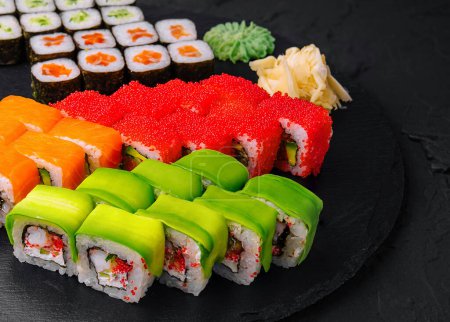 Sushi auf schwarzem Steinhintergrund