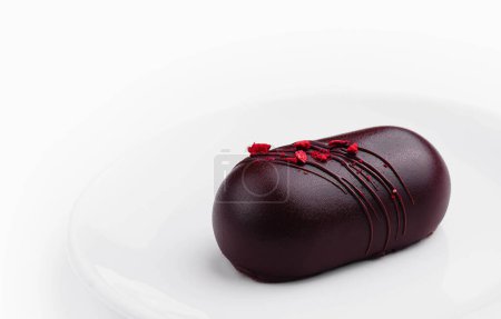 Téléchargez les photos : Dessert gâteau au fromage au chocolat sur plaque blanche - en image libre de droit