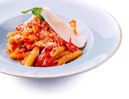 Pasta im italienischen Stil mit Tomatensauce und Parmesan