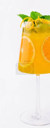 Klassischer Sommer-Mimosen-Cocktail mit Orangensaft