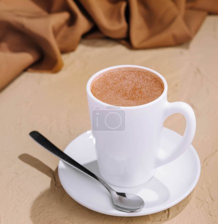 Café en una copa blanca vista superior