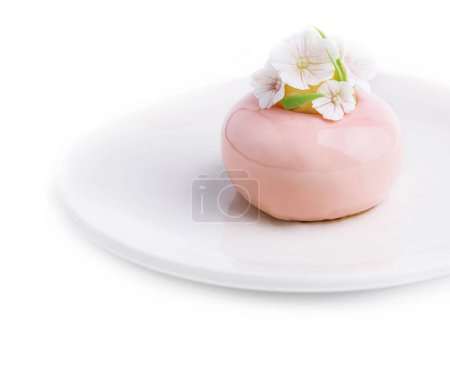 Téléchargez les photos : Pink mousse cake decorated with white flowers - en image libre de droit
