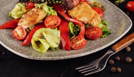 Téléchargez les photos : Salade de poulet aux légumes dans une assiette - en image libre de droit