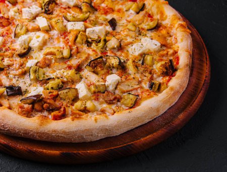 Foto de Vegetales saludables pizza vegetariana con calabacín a la parrilla y rodajas de berenjena - Imagen libre de derechos