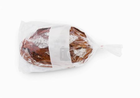 Brot im Cellophanbeutel auf weißem Hintergrund