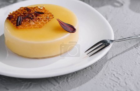 tarta de queso con miel glaseado en plato blanco