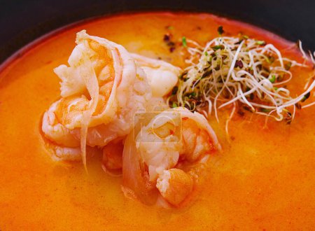 Téléchargez les photos : Soupe traditionnelle thaïlandaise Tom Yam dans un bol noir - en image libre de droit