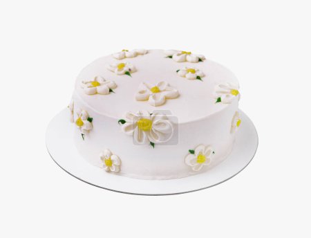 Exquisite und elegante weiße Gänseblümchen-Torte mit handgemachten Fondant-Zuckerblumen. Perfekt für eine Geburtstags- oder Hochzeitsfeier. Ein köstliches Meisterwerk aus Feingebäck auf weißem Hintergrund