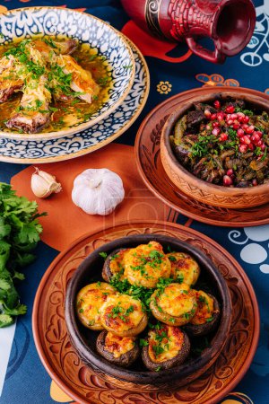 Téléchargez les photos : Variété de plats colorés du Moyen-Orient servis sur une nappe vibrante - en image libre de droit