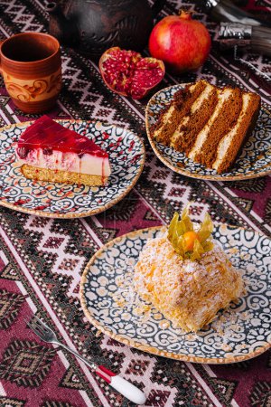 Surtido de dulces exhibidos en un decorado de mesa con motivos étnicos
