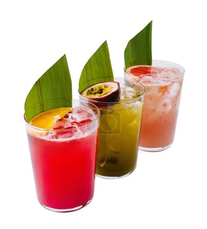 Drei farbenfrohe tropische Getränke mit Fruchtscheiben und Blättern vor weißem Hintergrund