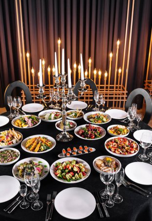 Foto de Lujosa mesa con candelabros y platos gourmet - Imagen libre de derechos