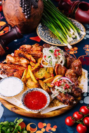 Festin vibrant avec viandes grillées, pommes de terre rôties, oignons frais et trempettes sur une table décorative