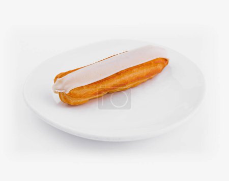 Köstliche Eclair mit einer glatten Glasur, serviert auf einem rein weißen Teller isoliert auf weißem Hintergrund