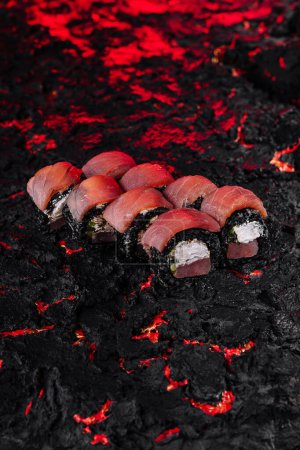 Sushi-Rollen mit frischem Thunfisch auf einer lebhaften, von Lava inspirierten Oberfläche