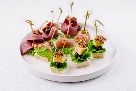 Elegante Auswahl an Häppchen mit Käse, Nüssen und Wurst, perfekt für Catering und Veranstaltungen
