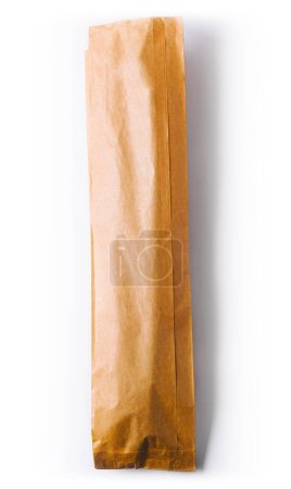 Vertikales Bild einer geschlossenen, leeren braunen Papiertüte für Lebensmittel isoliert auf weißem Hintergrund