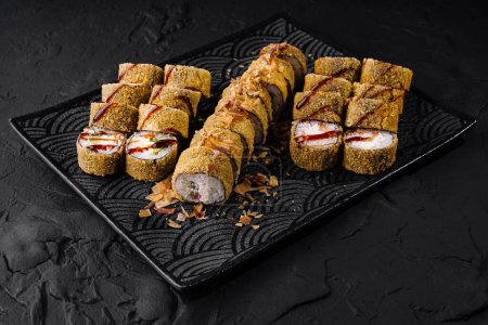 Sushi bułki dla smakoszy z różnymi dodatkami i nadzieniami na eleganckim czarnym tle