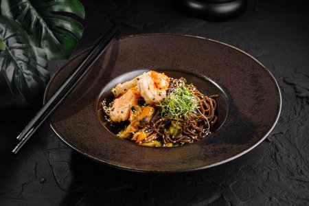 Exquisite Garnelen Soba Nudeln garniert mit Sprossen und Gemüse, präsentiert auf einem dunklen Tisch