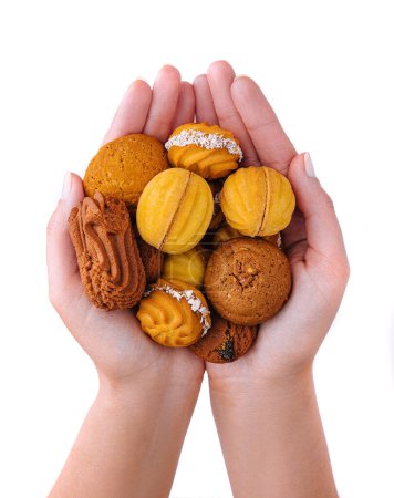 Zwei Hände, die eine Vielzahl von Keksen mit reinem weißen Hintergrund halten und eine Auswahl an süßen Leckereien präsentieren