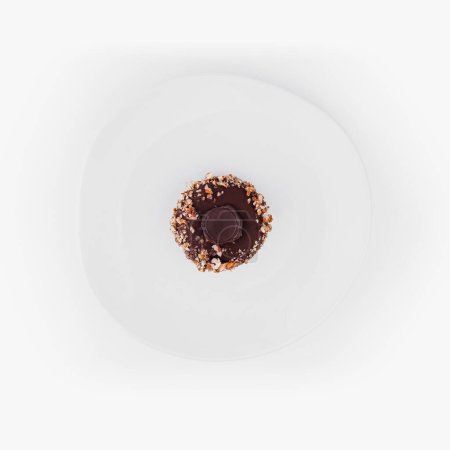 Draufsicht auf einen leckeren Schokoladenkeks mit Streusel auf einem sauberen weißen Teller