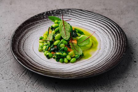 Gourmet-Edamame-Bohnensalat mit lebendigem Grün elegant auf einem strukturierten Teller präsentiert