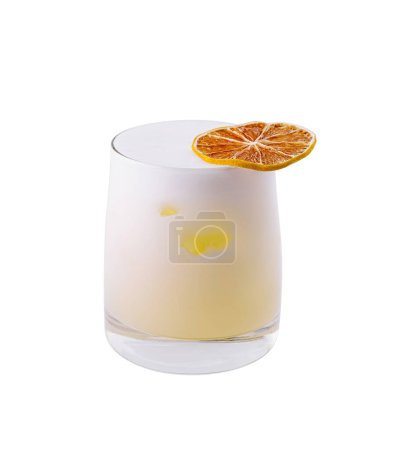 Frostig kaltes Limonadengetränk garniert mit einem getrockneten Orangenrad, isoliert auf weiß