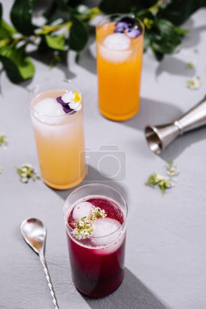 Elegantes bebidas de verano adornadas con flores comestibles, perfectas para una reunión sofisticada