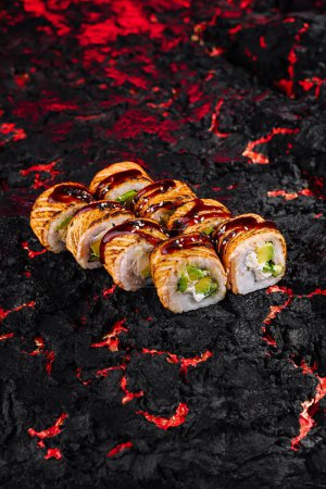 Herzhafte Sushi-Rollen mit Sauce auf feurigem schwarz-rotem Hintergrund