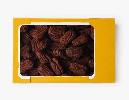 Vista superior de una caja abierta llena de ricas galletas de chocolate aisladas en blanco