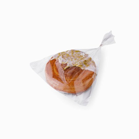 Laib frisches Brot versiegelt in einer durchsichtigen Plastiktüte, isoliert auf weißem Hintergrund