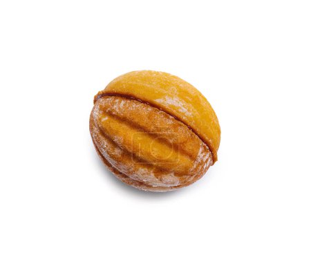Téléchargez les photos : Vue du dessus d'un biscuit en forme de noix isolé sur blanc - en image libre de droit