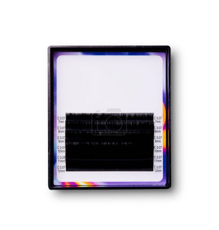 Foto de Caja de extensiones de pestañas falsas organizadas por longitud, mostradas sobre un fondo blanco aislado - Imagen libre de derechos