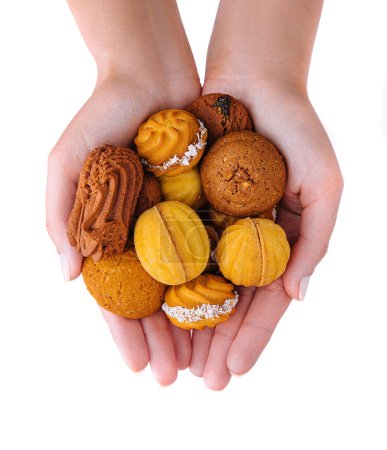 Dos manos sosteniendo una variedad de galletas con un fondo blanco limpio, mostrando una selección de dulces