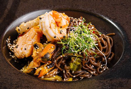 Exquisite Garnelen Soba Nudeln garniert mit Sprossen und Gemüse, präsentiert auf einem dunklen Tisch