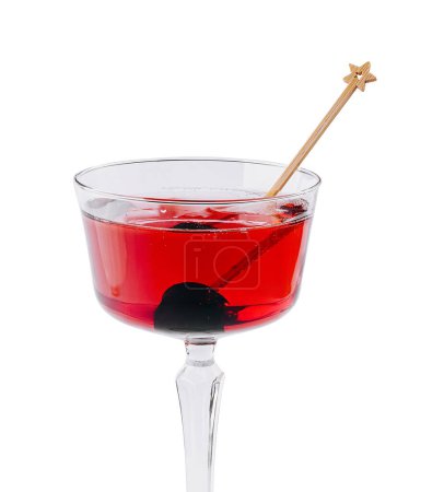 Cocktail rouge sophistiqué avec une seule garniture cerise dans un verre classique, isolé sur un fond blanc