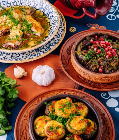 Vielfalt an farbenfrohen Gerichten aus dem Nahen Osten auf einer lebendigen Tischdecke serviert