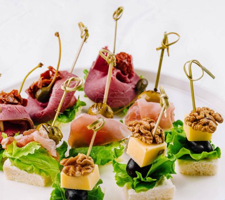 Elegante Auswahl an Häppchen mit Käse, Nüssen und Wurst, perfekt für Catering und Veranstaltungen
