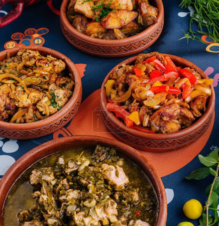 Foto de Colorida cocina africana con una variedad de guisos picantes en macetas de terracota, adornado con hierbas - Imagen libre de derechos