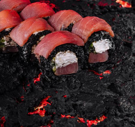 Rouleaux de sushi au thon frais sur une surface vive inspirée de lave fondue